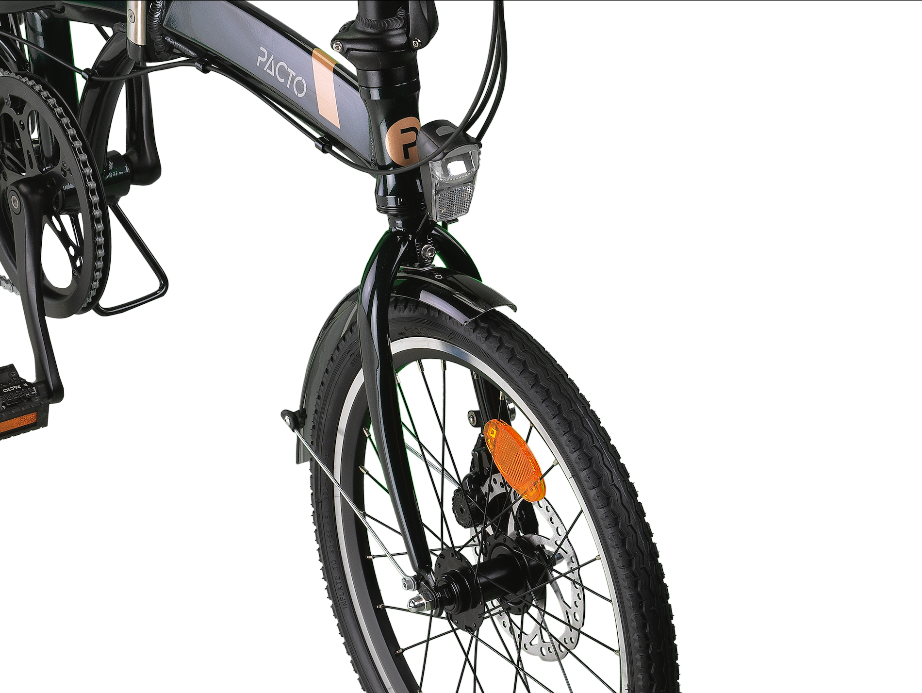 🇬🇧 English alt text:
“Side view of a black PACTO FOUR S folding bike with 20-inch wheels and Shimano 6-speed gear system, displayed against a light background.”
🇳🇱 Nederlandse alt-tekst:
“Zijaanzicht van een zwarte PACTO FOUR S vouwfiets met 20-inch wielen en Shimano 6-versnellingssysteem, afgebeeld tegen een lichte achtergrond.”