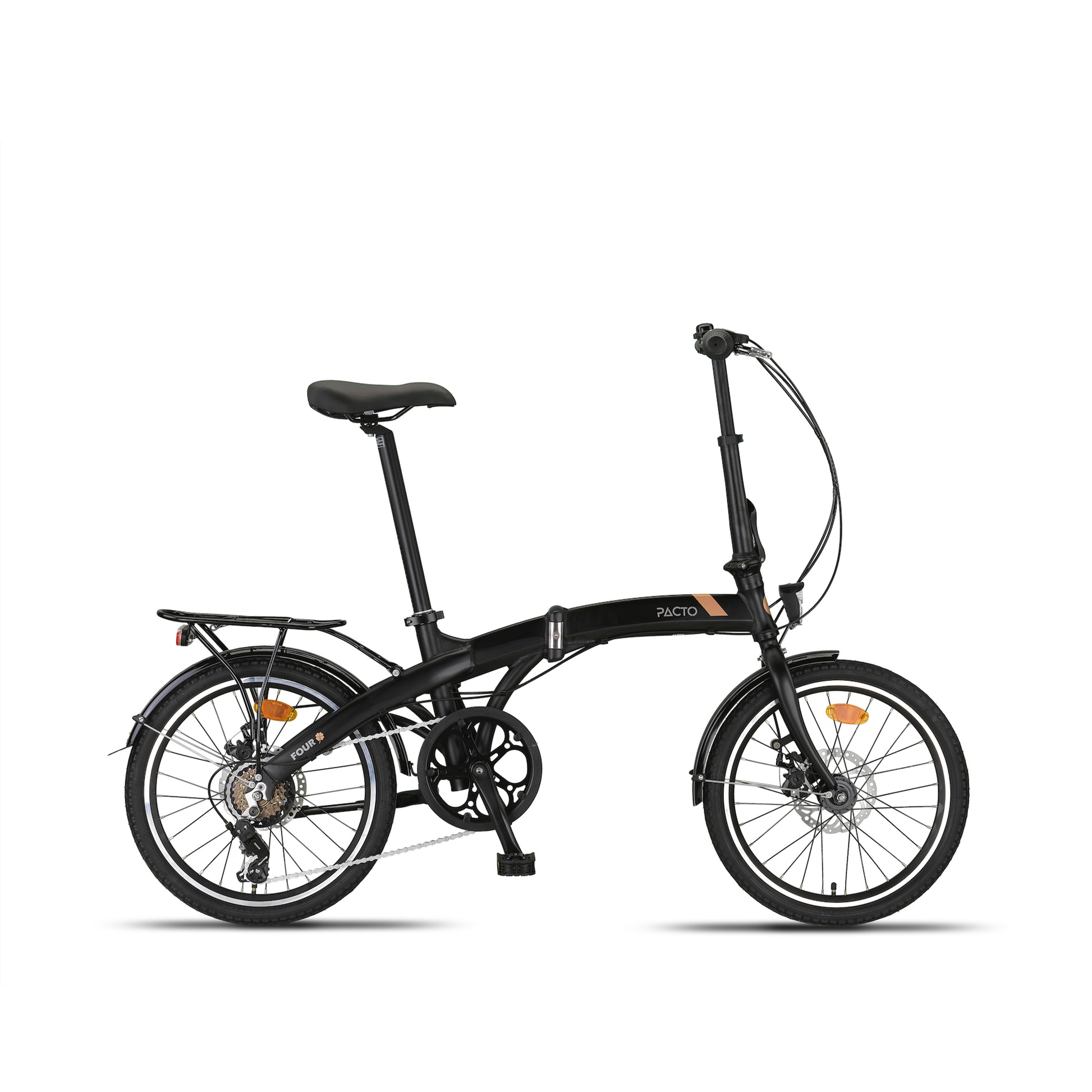🇬🇧 English alt text:
“Side view of a black PACTO FOUR S folding bike with 20-inch wheels and Shimano 6-speed gear system, displayed against a light background.”
🇳🇱 Nederlandse alt-tekst:
“Zijaanzicht van een zwarte PACTO FOUR S vouwfiets met 20-inch wielen en Shimano 6-versnellingssysteem, afgebeeld tegen een lichte achtergrond.”