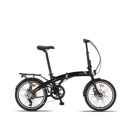 🇬🇧 English alt text:
“Side view of a black PACTO FOUR S folding bike with 20-inch wheels and Shimano 6-speed gear system, displayed against a light background.”
🇳🇱 Nederlandse alt-tekst:
“Zijaanzicht van een zwarte PACTO FOUR S vouwfiets met 20-inch wielen en Shimano 6-versnellingssysteem, afgebeeld tegen een lichte achtergrond.”