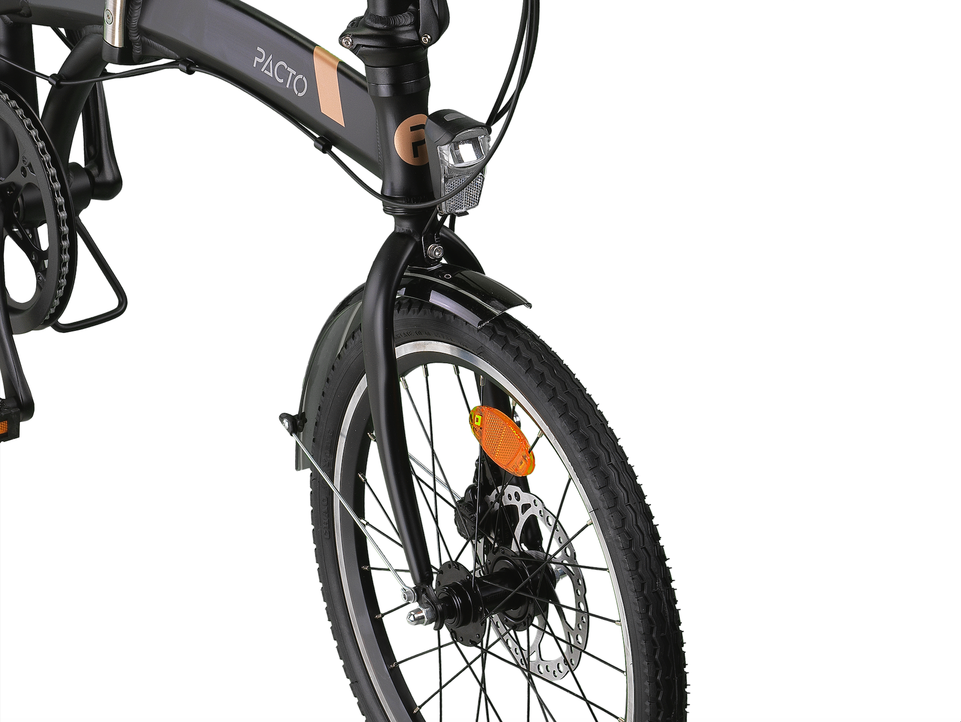 🇬🇧 English alt text:
“Side view of a black PACTO FOUR S folding bike with 20-inch wheels and Shimano 6-speed gear system, displayed against a light background.”
🇳🇱 Nederlandse alt-tekst:
“Zijaanzicht van een zwarte PACTO FOUR S vouwfiets met 20-inch wielen en Shimano 6-versnellingssysteem, afgebeeld tegen een lichte achtergrond.”